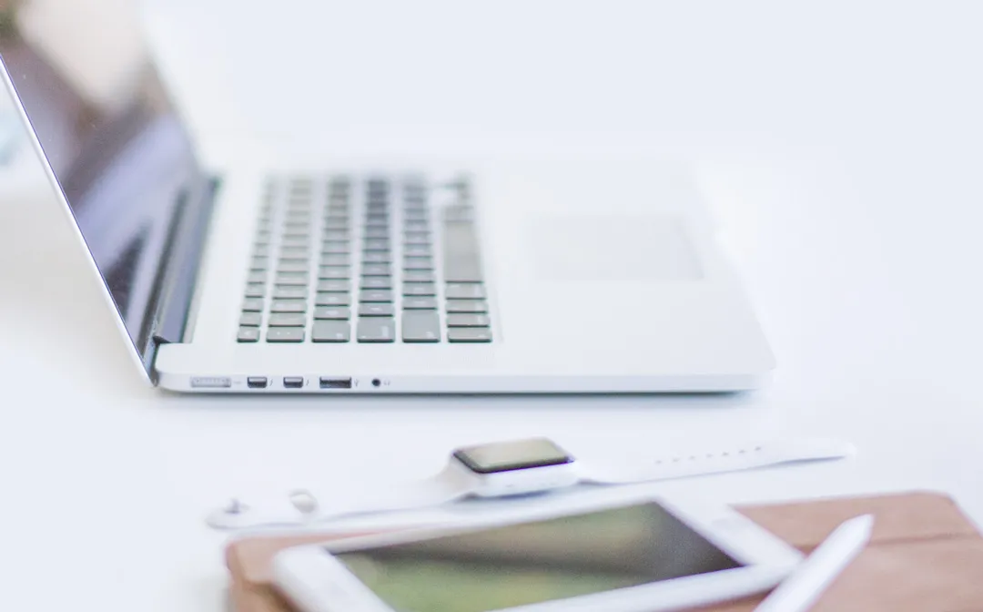 Desarrollo web en laptop